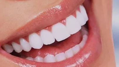 Sourire aux dents blanches et régulières, en gros plan