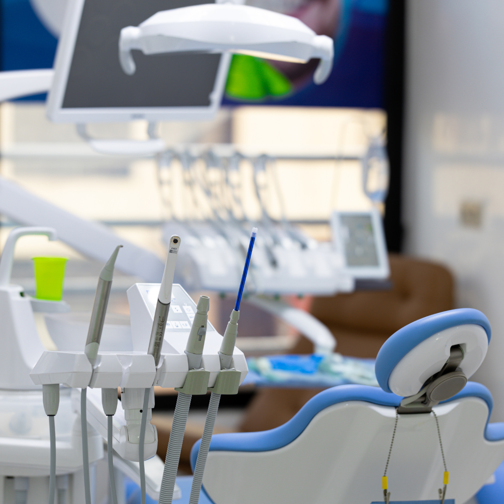Plateau technique moderne du Centre Dentaire Kandil à Mohammedia, équipé pour la dentisterie digitale et la chirurgie implantaire.