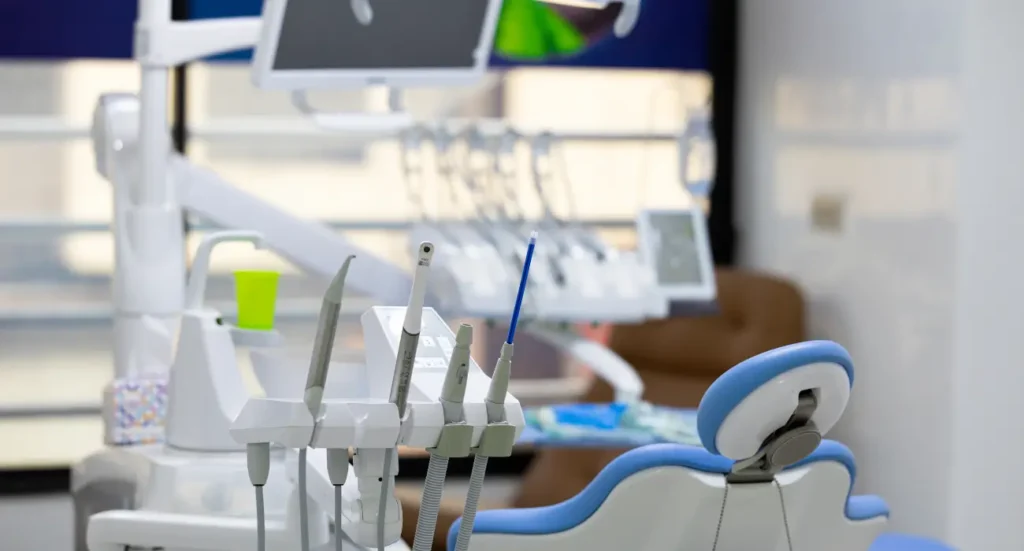 Salle de soins du Centre Dentaire Kandil à Mohammedia, illustrant l’environnement sécurisé après la cicatrisation d’un implant dentaire