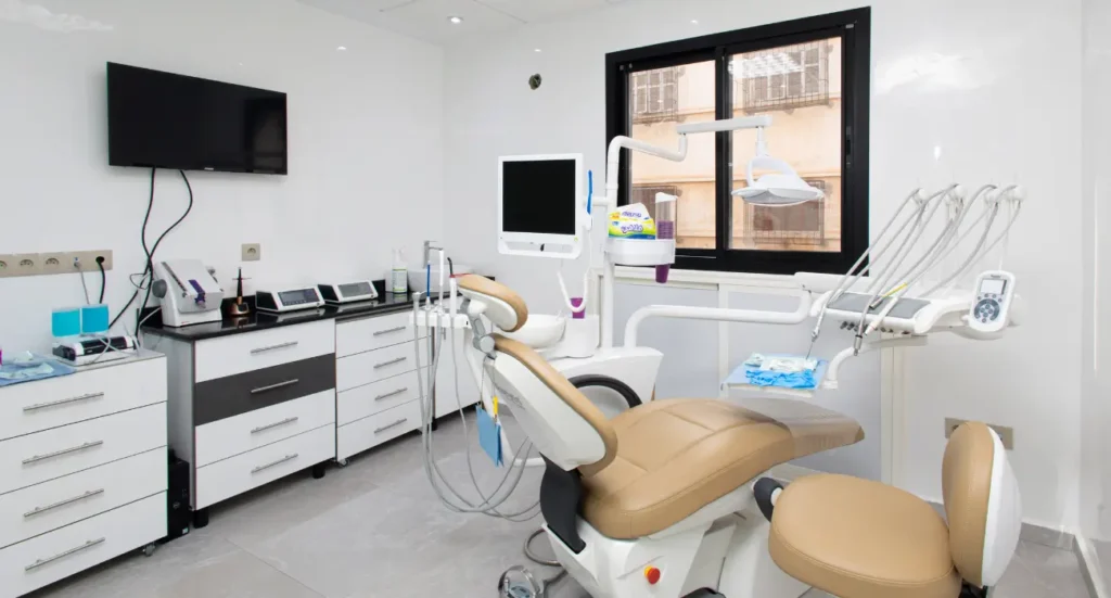Salle d’implantologie moderne - Clinique Kandil à Mohammedia
