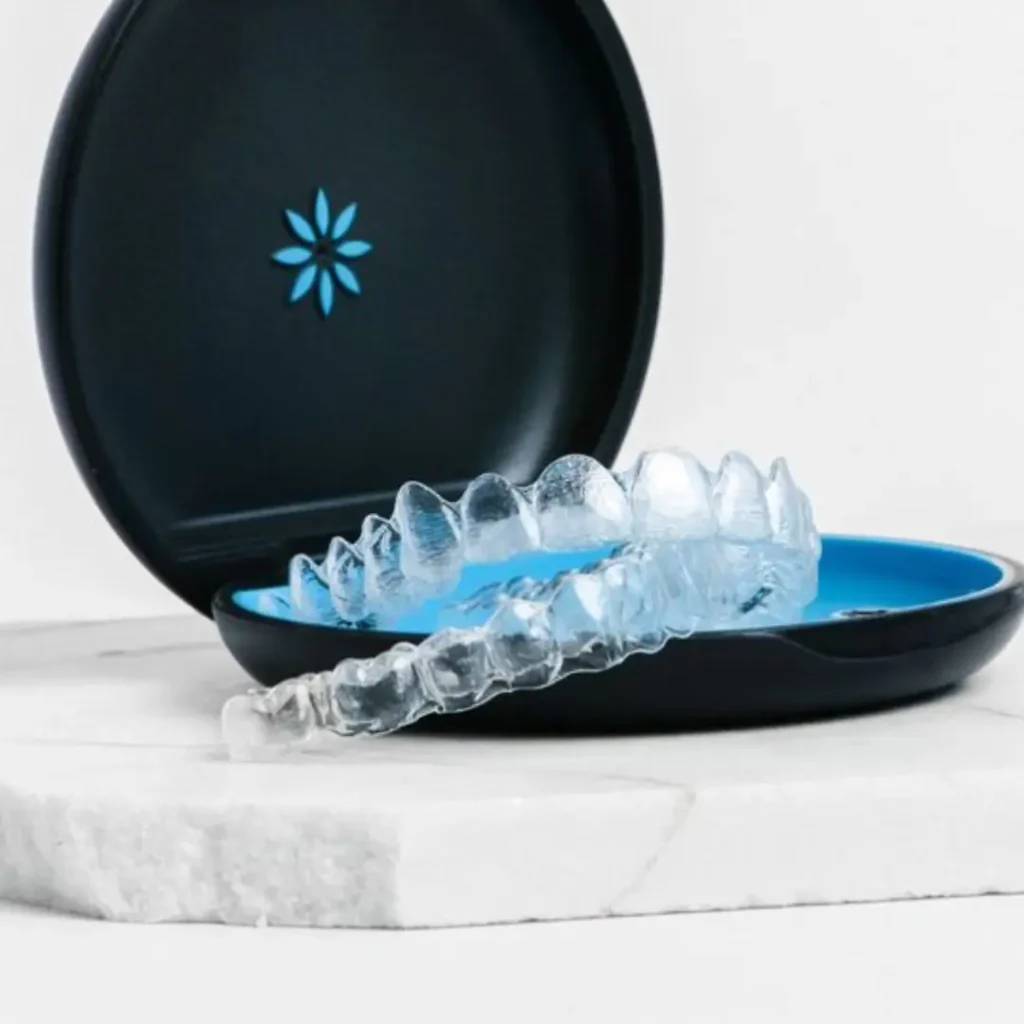 Aligneur dentaire transparent utilisé en orthodontie adulte pour l’alignement des dents, présenté dans son étui, au Centre Dentaire Kandil à Mohammedia.