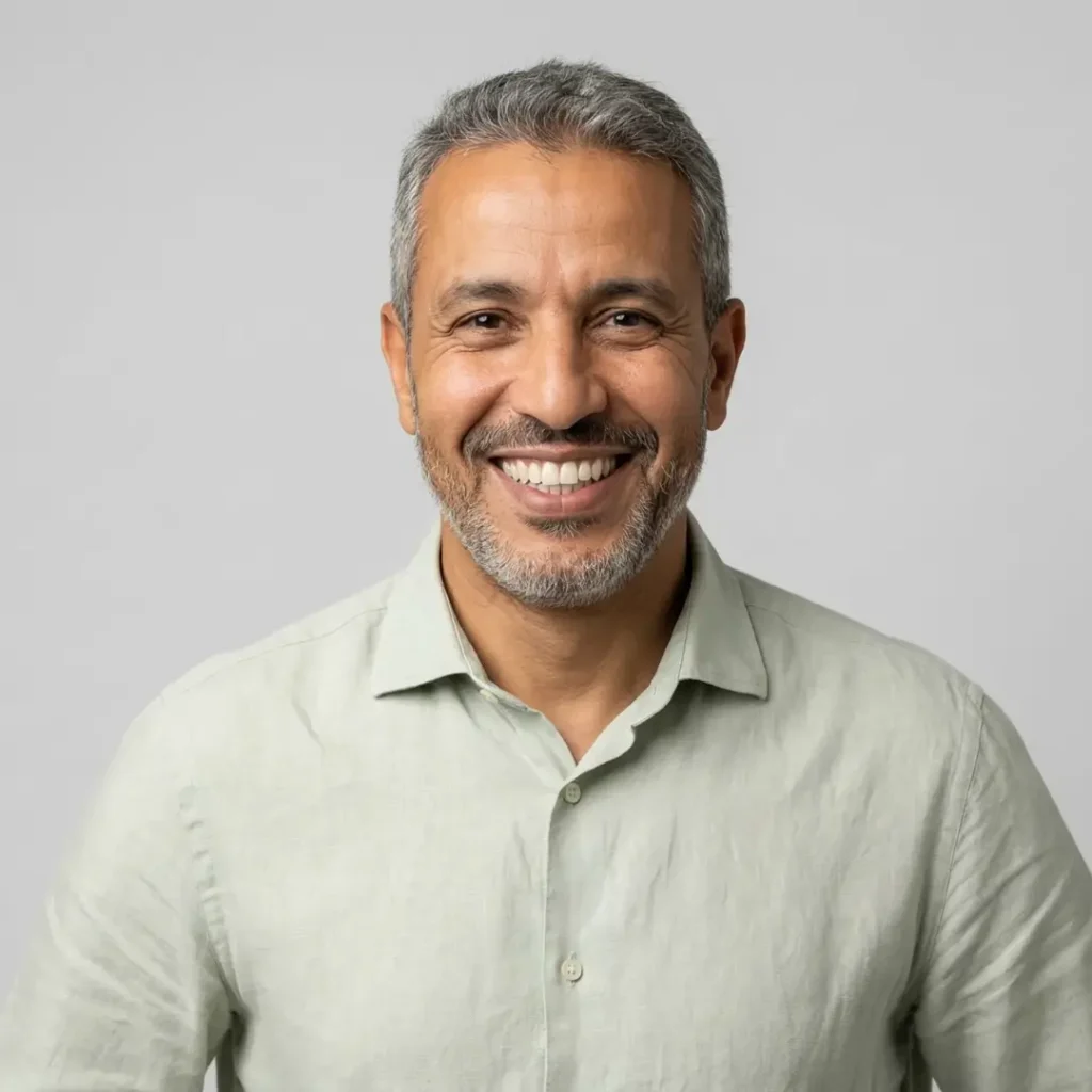 Patient souriant après pose d'implant dentaire au Centre Dentaire Kandil à Mohammedia