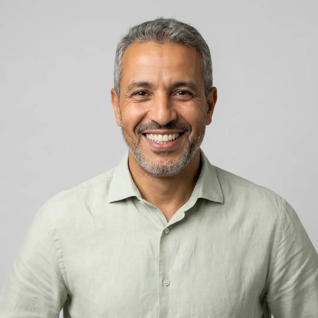 Patient souriant après la pose d’un implant dentaire à Mohammedia